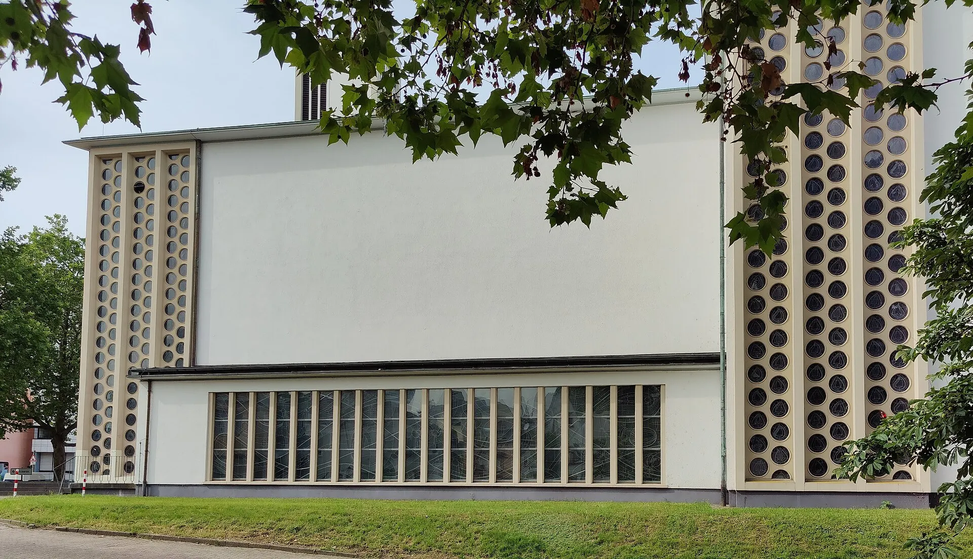 Kirche St. Sebastian im Stadtteil Mundenheim in Ludwigshafen