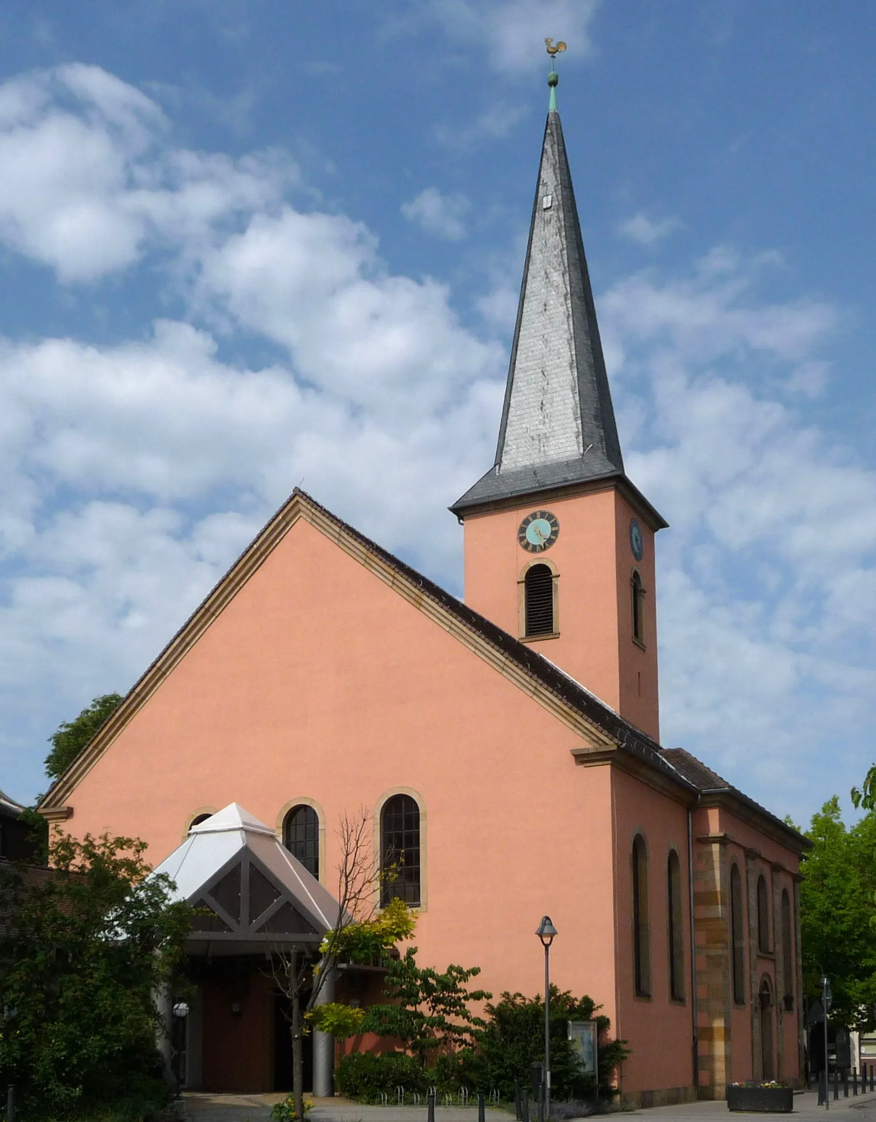 Auferstehungskirche im Stadtteil Oppau in Ludwigshafen