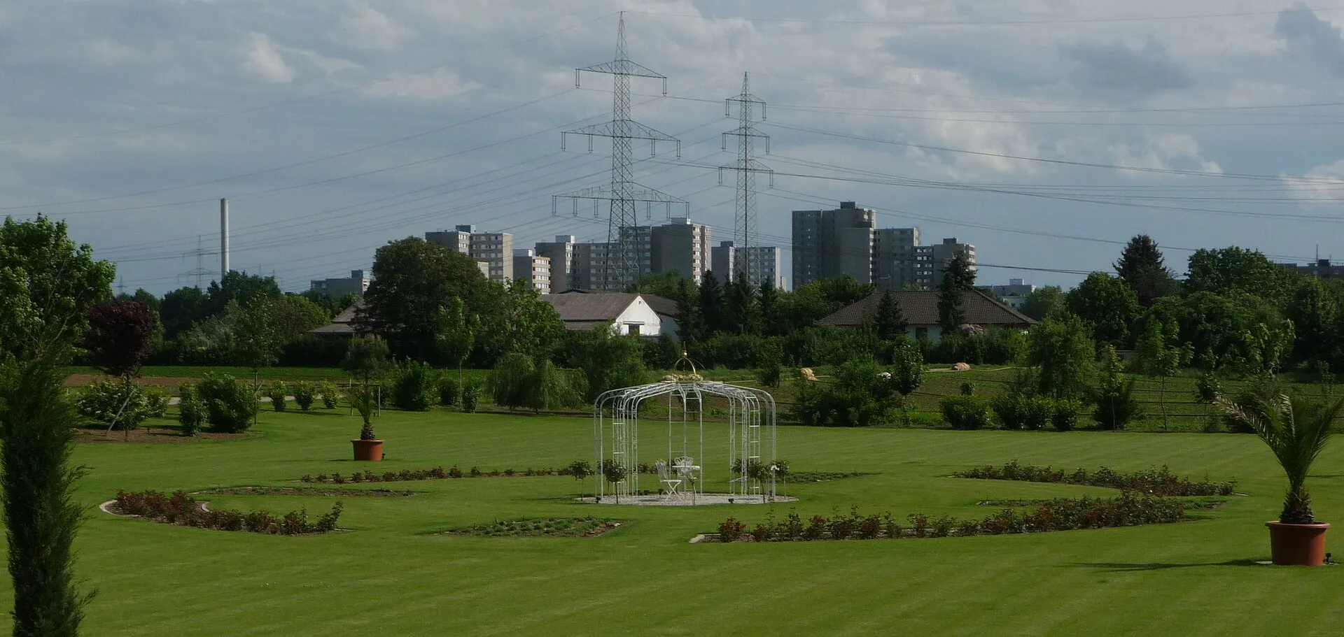 Blick auf den Stadtteil Pfingstweide in Ludwigshafen von Norden